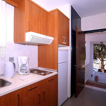 Nikolaos House 2* コメノ