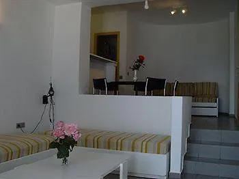 Nikolaos House 2* Коммено