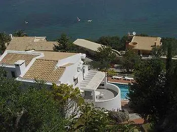 Nikolaos House 2* Коммено