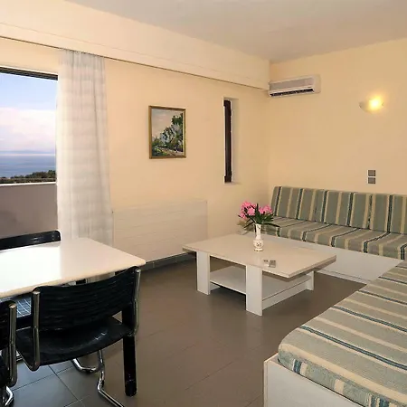 Nikolaos House Коммено