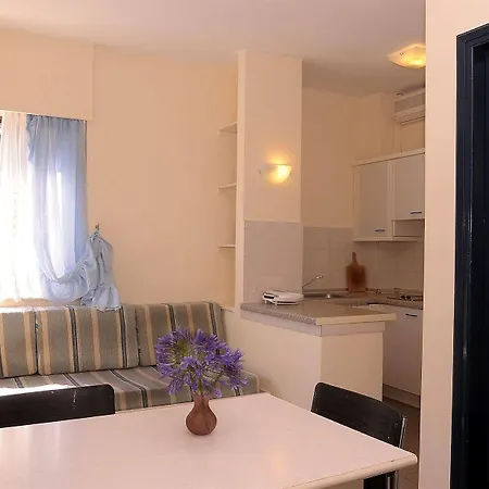 Апарт-отель Nikolaos House Коммено