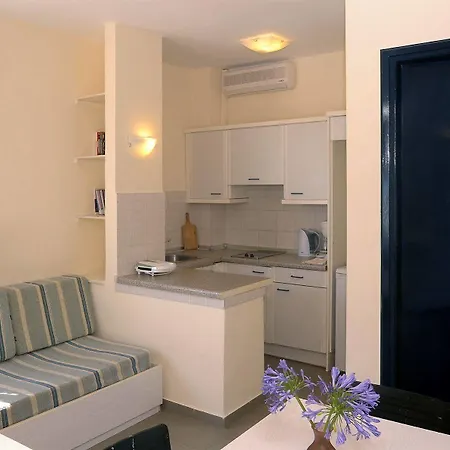 Nikolaos House Апарт-отель Коммено