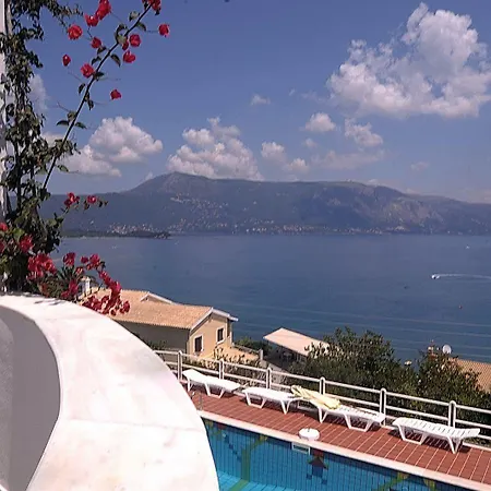 Апарт-отель Nikolaos House Коммено