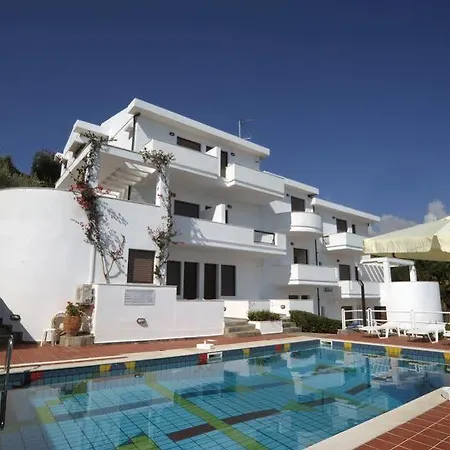 Nikolaos House Апарт-отель Коммено